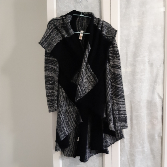 Circle sweater drapey, soft grey and black - Picture 2 of 8